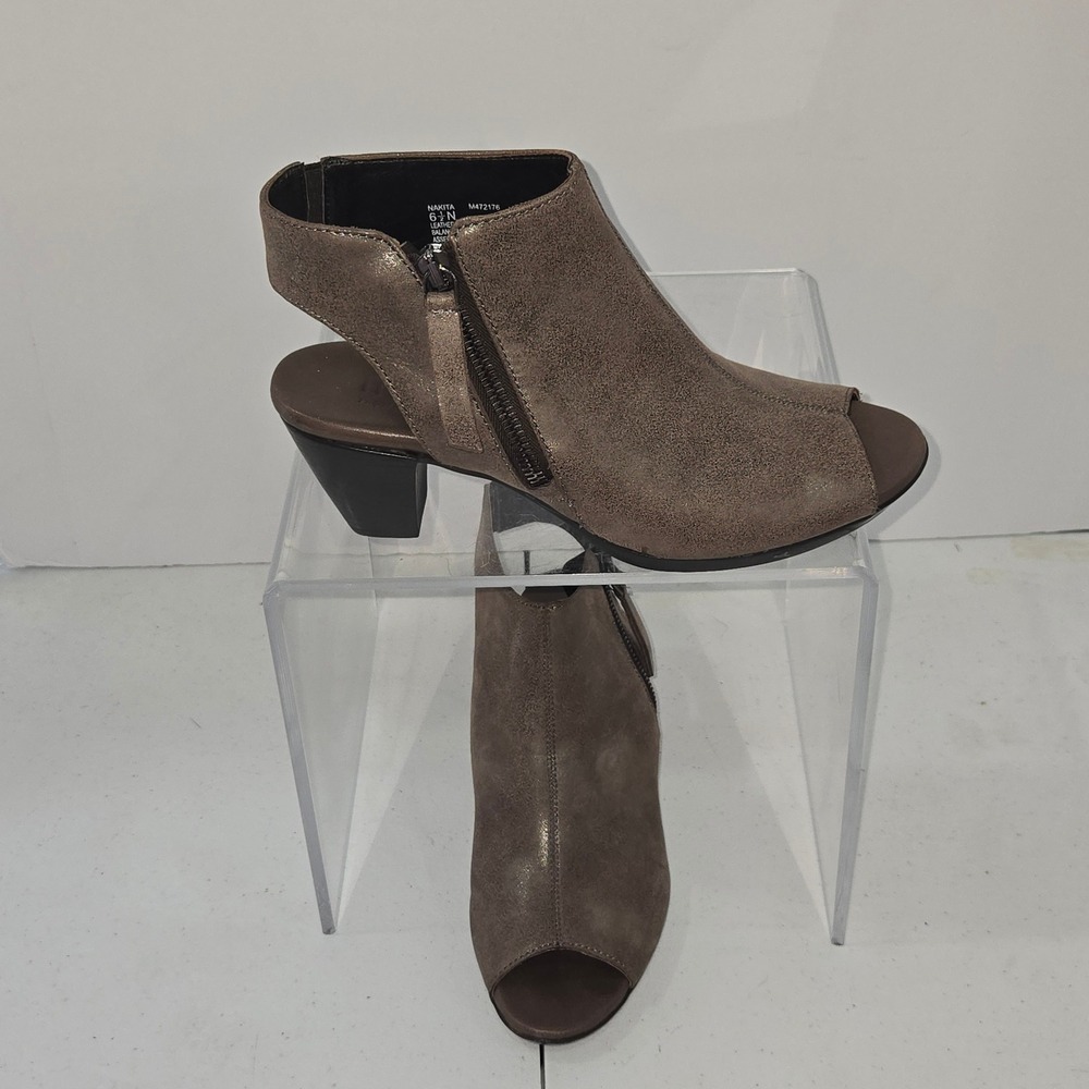 Munro American Nakita Brown Metallic Leather Peep Toe Booties
6.5 N